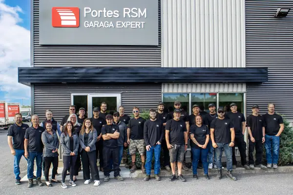 Équipe de Portes RSM devant le commerce
