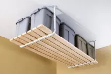 Étagère surélevée très utile pour ranger vos grosses boîtes au plafond de votre garage.
