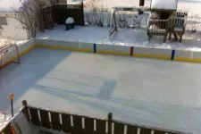 Patinoire fait de panneau de porte de garage