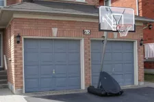 Vieilles portes de garage grises