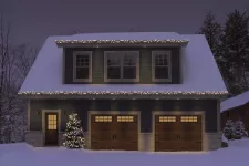 Image d'un garage de nuit avec 2 portes de garage, design North Hatley LP, couleur Brun commercial, avec fenêtres Orion à 8 carreaux