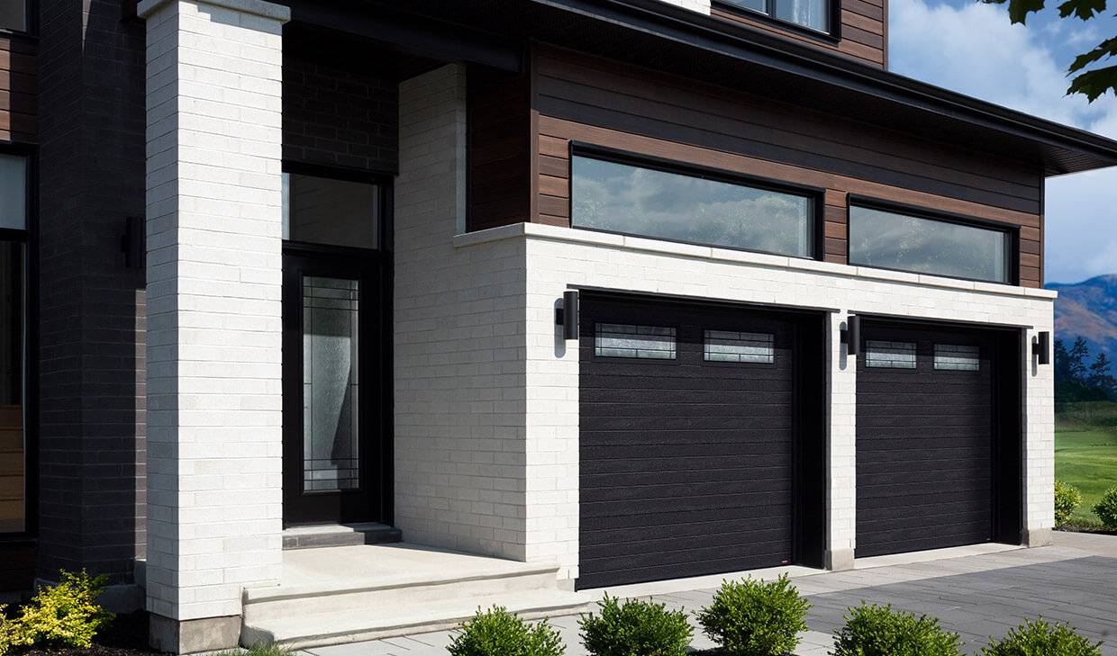 Standard+ Moderno multi, 9' x 7', Noir, fenêtres Céleste. Agencement : porte d'entrée  Novatech avec verre Céleste