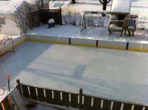 Patinoire fait de panneaux de porte de garage