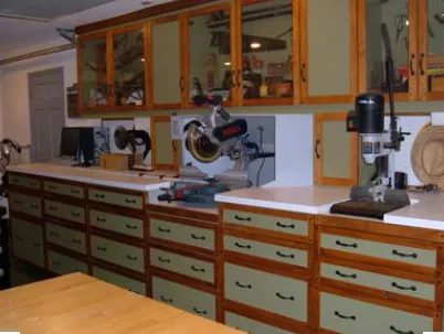 Utilisez l’espace de rangement que vous offrent les murs