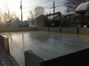Patinoire fait de panneaux de porte de garage