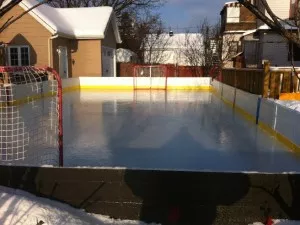 Patinoire fait de panneaux de porte de garage
