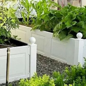 Jardinière fait de panneaux de porte de garage