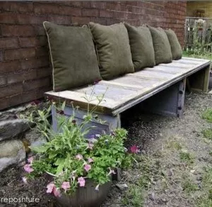 Banc fait de panneaux de porte de garage